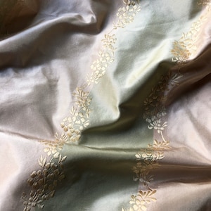 Tessuto in taffetà di seta ricamato: motivo floreale rosa e verde, materiale reticolato Regency (quarto di grasso)