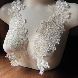 Könnte beinhalten: Zwei Applikationen aus elfenbeinfarbener Spitze mit Blumenmustern, perfekt, um Brautkleidern, Braut-Accessoires oder anderen Bastelprojekten einen Hauch von Eleganz zu verleihen.
