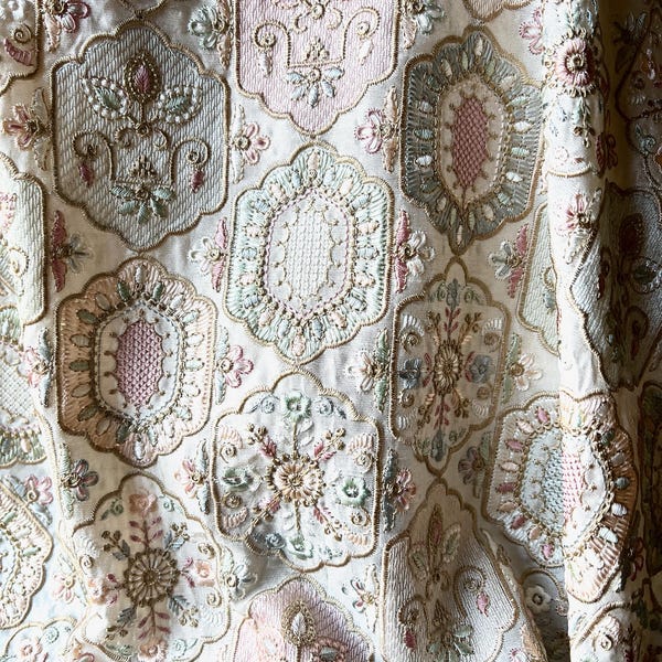 Tela fina bordada en tonos pastel: estilo rococó y del siglo XVIII (cuarto gordo) FQ89
