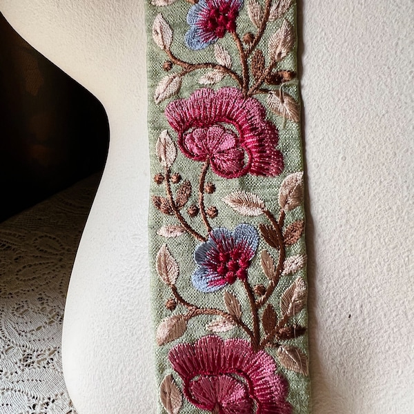 Sari de seda verde con ribete floral bordado en rosa TR 295