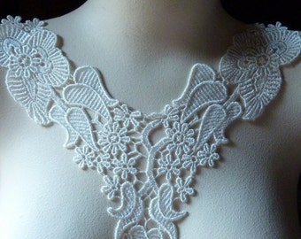 Può includere: Bordino in pizzo bianco con un motivo floreale e paisley. Il bordino è perfetto per aggiungere un tocco di eleganza a qualsiasi progetto.