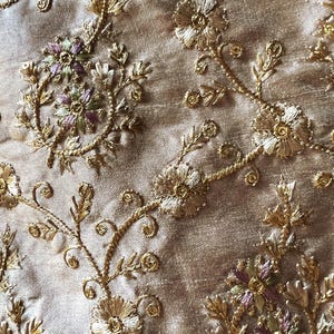 Tecido fino bordado, bordado floral rosa-malva (Fat Quarter) FQ20 rm