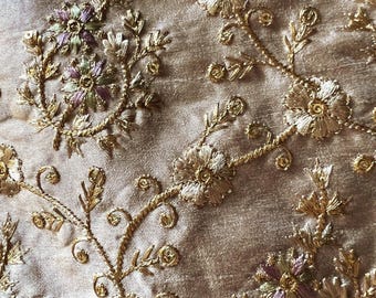 Embroidered Fine Fabric, Rosey Mauve Floral Embroidery (Fat Quarter) FQ20 rm