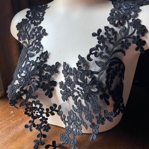 Puede incluir: Borde de encaje negro con dise&ntilde;o floral. El encaje es delicado e intrincado, con un borde festoneado. Es perfecto para agregar un toque de elegancia a cualquier proyecto.