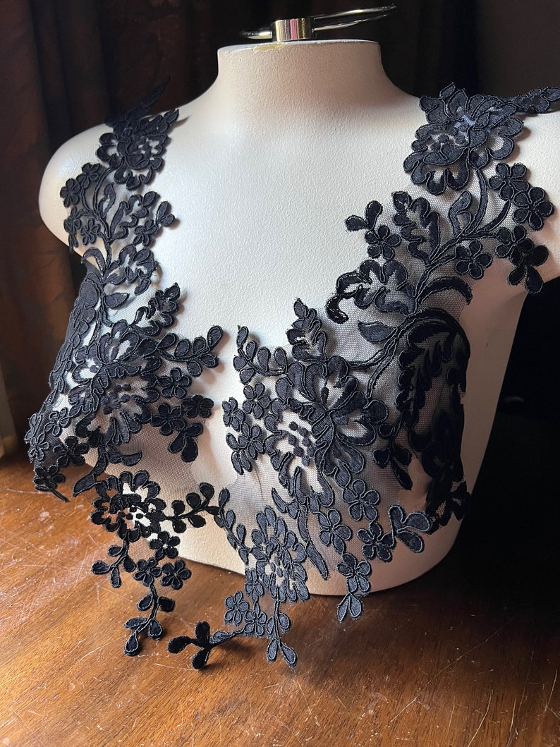 Puede incluir: Borde de encaje negro con dise&ntilde;o floral. El encaje es delicado e intrincado, con un borde festoneado. Es perfecto para agregar un toque de elegancia a cualquier proyecto.