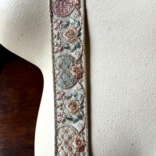 Ribete de sari bordado en gris verdoso, rosa, aguamarina y dorado, corazones, diseño de vestuario TR 507