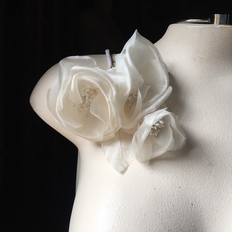 Boutonnieres Bouquets Corsages IVORY Silk Rose Triple Blossom Wild Rose for Bridal Millinery MF 122 Sashes