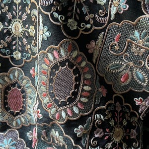 Tela bordada de seda negra Fat Quarter para retículas de la Regencia, bolsos victorianos, corpiños de vestidos del siglo XVIII, chalecos y carteras FQ74black