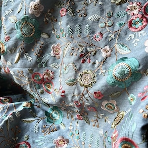 Tela bordada de seda gris Fat Quarter para retículas de la Regencia, máscaras de novia, bolsos victorianos y carteras de mano. Envío desde EE. UU. FQ38