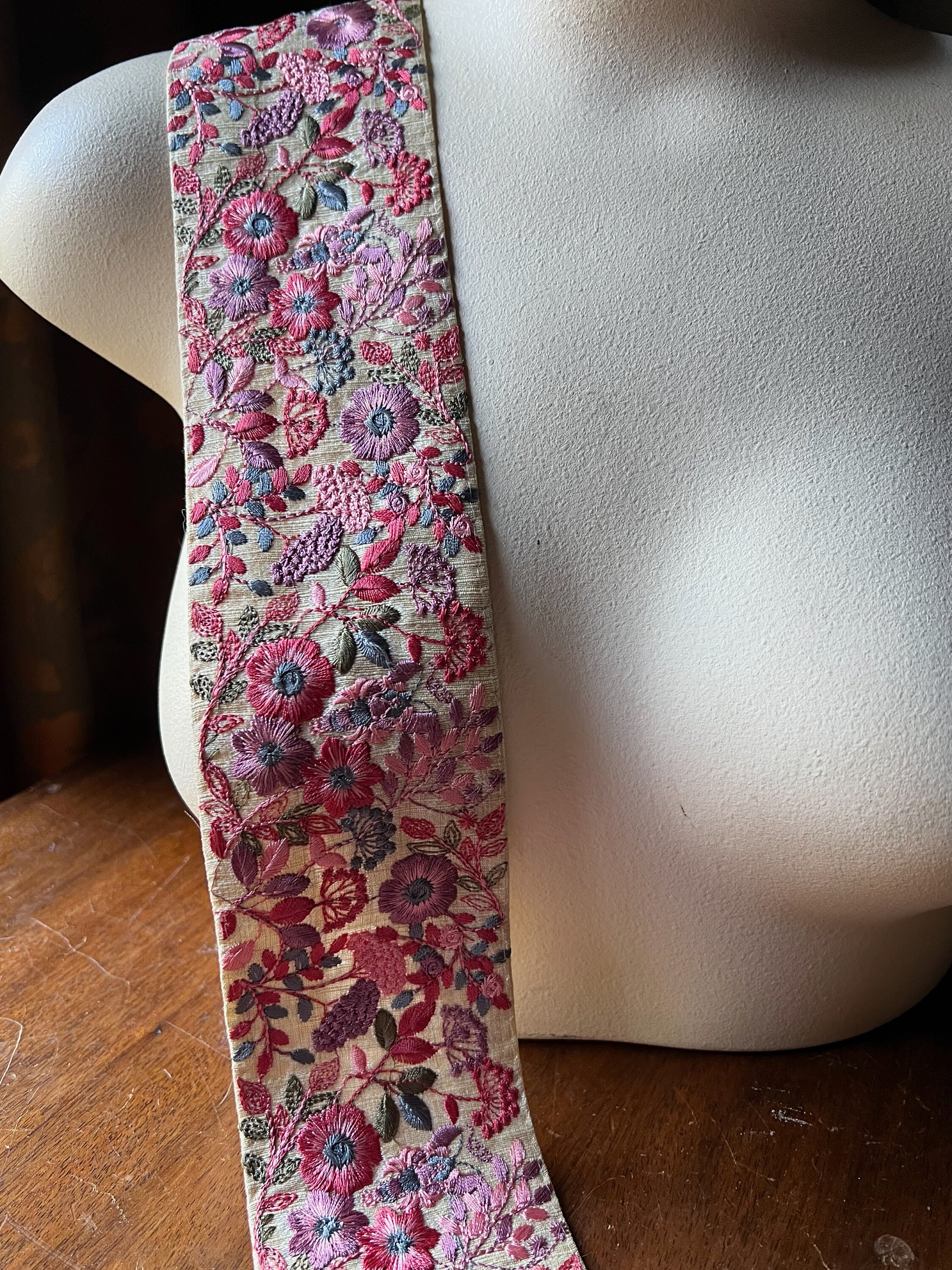 ピンク＆ブルーのシルク刺繍花柄サリートリム、幅4インチ TR 299
