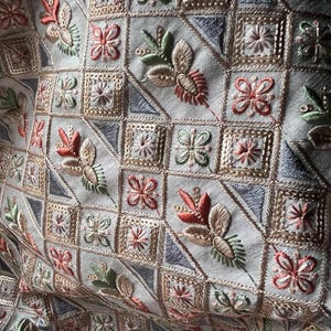 Tela bordada de seda Fat Quarter para retículas de la Regencia, bolsos victorianos, corpiños de vestidos del siglo XVIII, chalecos y carteras FQ59bg