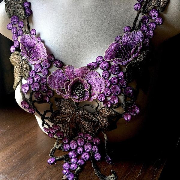 Aplique de encaje 3D de rosa morada: costura dorada, diseño de vestuario CA 923