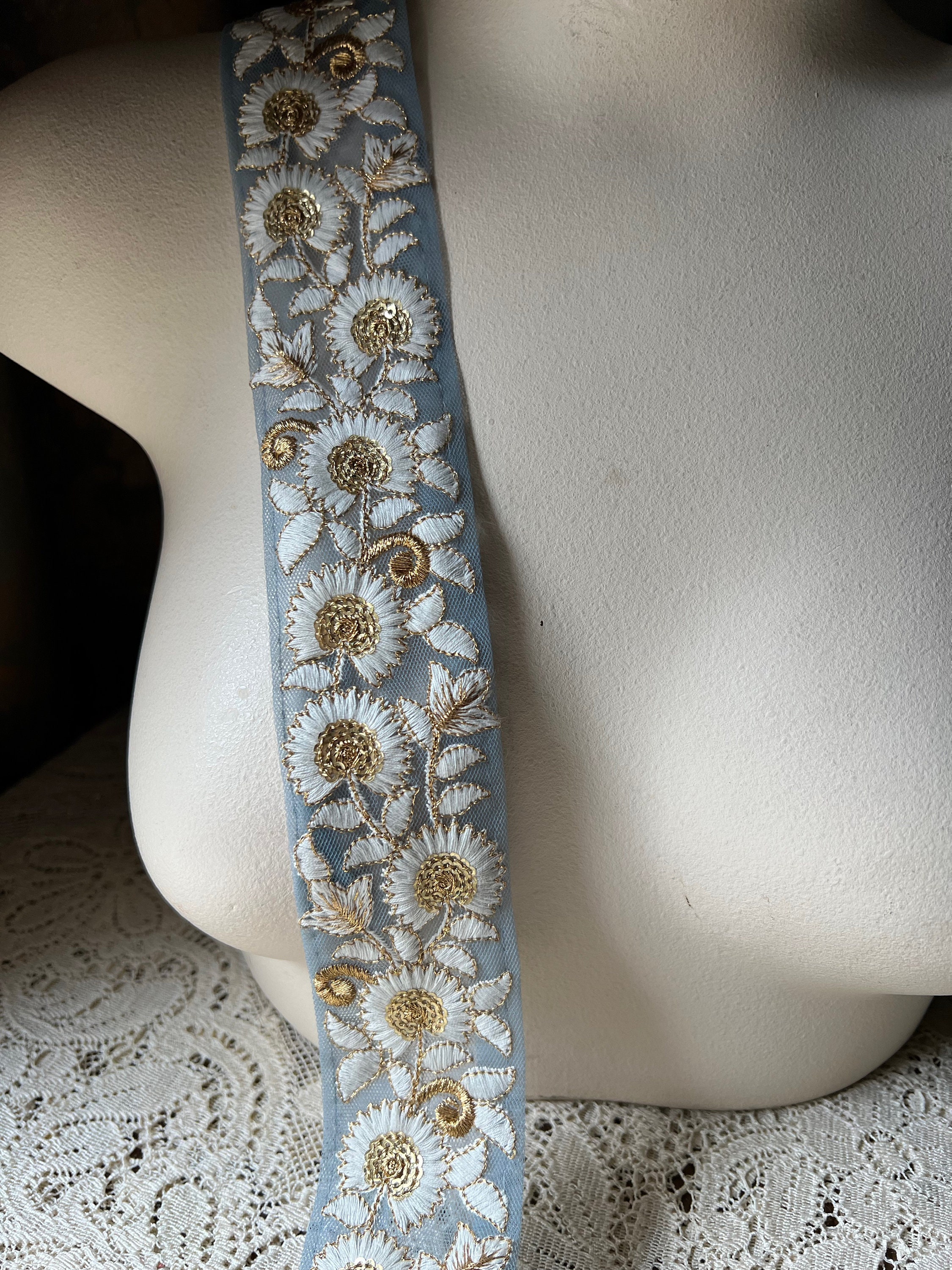 ブルーグレーの刺繍入りサリートリム：白い花、金色のスパンコール TR