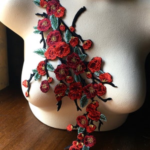 Rote Kirschblüte Applikation für Gewandung, Lyrical Dance, Kostüm oder Schmuck Design IRON 74