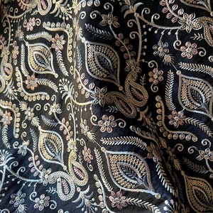 Tela bordada de seda multicolor negra Fat Quarter para retículas, bolsos victorianos, carteras de mano, diarios basura de María Antonieta FQ28