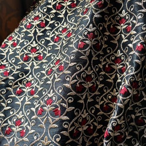 Tela bordada de seda negra y roja Fat Quarter para retículas, bolsos victorianos, carteras de mano, diarios basura de María Antonieta FQ47