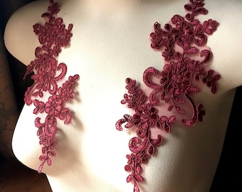 Puede incluir: Dos aplicaciones de encaje color burdeos con diseños florales, perfectas para añadir un toque de elegancia a la ropa o las manualidades.