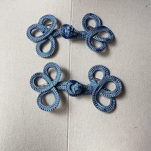2 BLAUE Frosch-Verschlüsse chinesische Brokat Knöpfe für Gewandung, Reenactment Kostüme FR