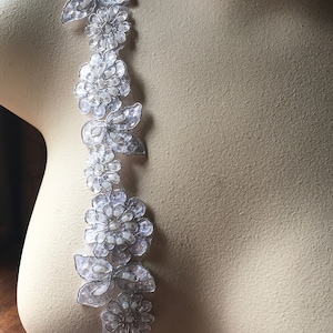 Applicazione decorativa floreale con perline BIANCHE E ARGENTO da 30 cm: Decorazione per abiti da sposa e costumi TR 249