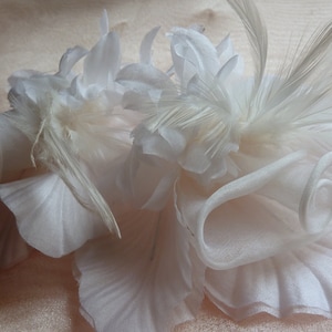 Corpete de flores de seda marfim com penas, design de fascinador de chapelaria MF 247