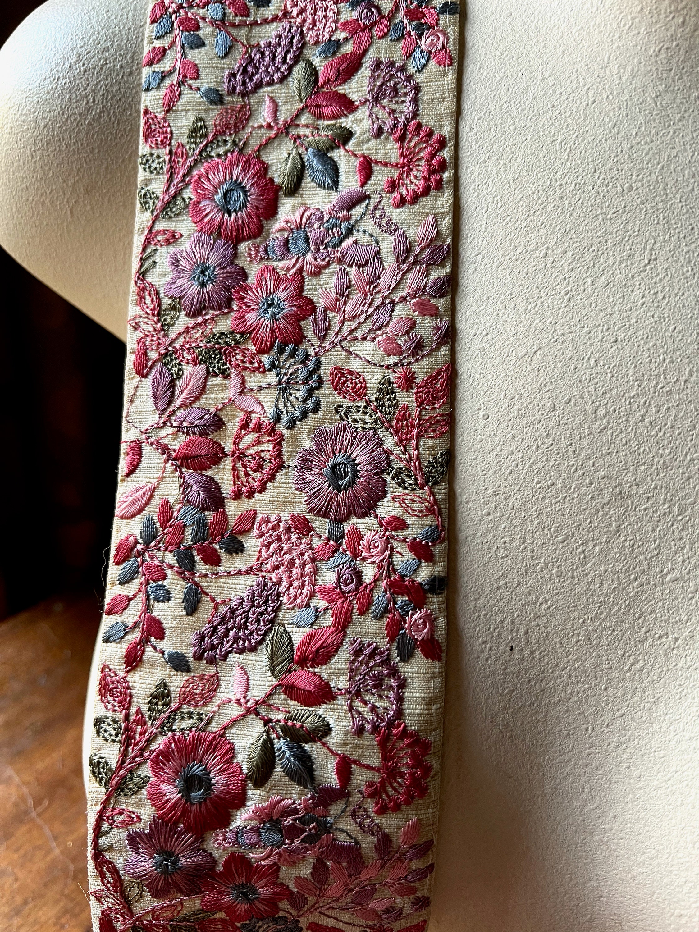 ピンク＆ブルーのシルク刺繍花柄サリートリム、幅4インチ TR 299