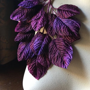 LILA PFLAUME Samtblätter für Brautschmuck, Boutonierres, Blumensträuße, Hutmacherei ML 155