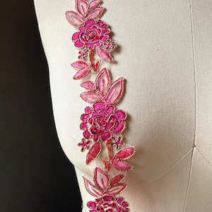 Tessuto floreale con perline color fucsia e bordo dorato: costumi, abbigliamento, artigianato (1 metro) TR 250