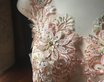 Par de apliques de encaje 3D PEACH de segunda calidad: adorno de flores de diamantes de imitación F32