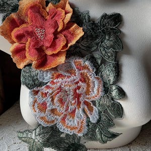 Aplique de renda rosa 3D laranja e marfim: enfeite floral grande CA 980