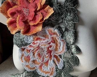 Oranje en ivoorkleurige 3D-roze kantapplicatie: grote bloemenversiering CA 980