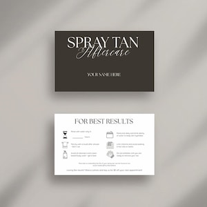 Może przedstawiać: Dwie karty z instrukcjami pielęgnacji po opalaniu natryskowym. Górna karta jest ciemna z napisami "SPRAY TAN Aftercare" i "YOUR NAME HERE" w kolorze białym. Dolna karta zawiera wskazówki dotyczące pielęgnacji.