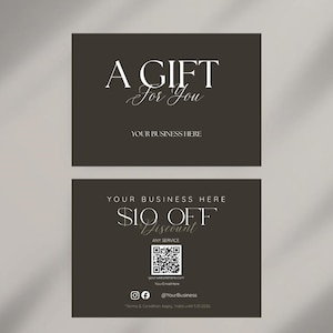 Pode incluir: Dois cartões-presente castanhos escuros. O cartão superior diz "A GIFT For You" em escrita branca. O cartão inferior diz "10€ DE DESCONTO" com um código QR, site, e-mail e redes sociais. O texto "Termos e Condições Aplicam-se Válido até 31/05/2026" está na parte inferior.