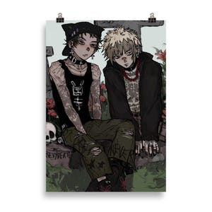 Puede incluir: Una impresión artística que presenta dos figuras con piel pálida y maquillaje oscuro, sentadas en un cementerio. Una figura lleva una camiseta sin mangas negra con un gráfico, la otra una sudadera con capucha negra. La obra tiene una estética gótica.