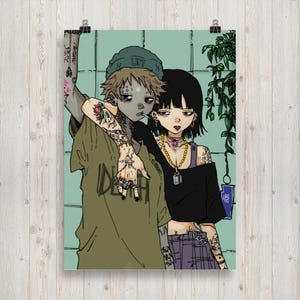Puede incluir: Póster con una ilustración de dos figuras con tatuajes y piercings. Una figura lleva un gorro verde con el texto "LIV" y una camiseta verde con la palabra "DEATH". La otra figura lleva un top negro y un cinturón de cadena. El fondo es de color verde azulado.