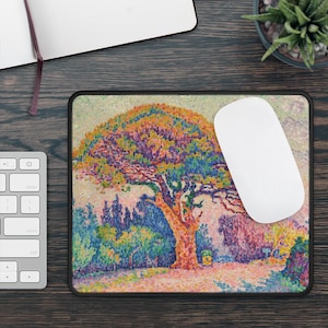 Könnte beinhalten: Eine farbenfrohe Mauspad mit einem pointillistischen Gemälde eines großen Baumes mit einem leuchtend orangefarbenen Stamm und grünen Blättern. Der Hintergrund ist zartrosa und lila.