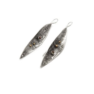 Reticulated earring with stone