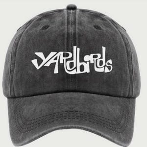 Puede incluir: Gorra de béisbol gris oscuro con el texto blanco "YARDBIRDS" en la parte delantera. La gorra tiene una visera curva y una correa ajustable. El material tiene un aspecto desgastado y envejecido.