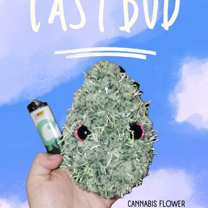 Może przedstawiać: Zielono-biały amigurumi w kształcie kwiatu konopi, z różowymi oczami. Amigurumi jest trzymane w dłoni, obok niego znajduje się zapalniczka. Tekst "EASY BUD" jest napisany na biało na niebiesko-fioletowym tle. Tekst "CANNABIS FLOWER AMIGURUMI" jest napisany czarnym kolorem pod amigurumi.