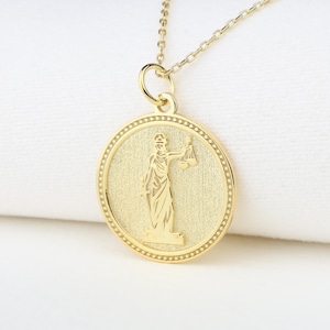 14k レディジャスティスネックレス、パーソナライズされたレディジャスティスペンダント、正義の天秤ネックレス、報復ジュエリー、弁護士ギフト