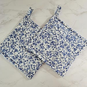 Dainty Blue and White Floral Potholders, Kitchen Hot Pads, Spring Kitchen Accessories, Beach House Decor, Coastal Pot Holders