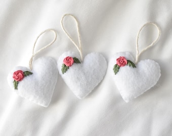 Mini coeur brodé à la main, décoration sur le thème de la Saint-Valentin, coeur floral rose, ornement coeur, décoration d'arbre des fêtes, ornement brodé à la main