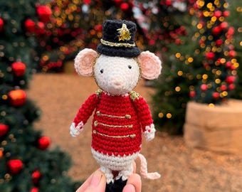 Wzór szydełkowy na świąteczne myszki do orzechów, wzór na myszkę Amigurumi na Boże Narodzenie, wzór na zwierzę Amigurumi, ozdoby szydełkowe na Boże Narodzenie