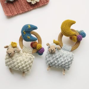 Wzór na grzechotkę szydełkową Owca Mei, Amigurumi Animal Baby Rattle Toy Tutorial, Uroczy wzór szydełkowy, Amigurumi szydełkowana grzechotka dla niemowląt