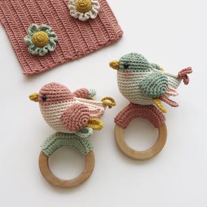 Gehaakt rammelaarpatroon regenboogvogel, amigurumi dieren baby rammelaar speelgoed tutorial, schattig haakpatroon Pasen, gehaakte amigurumi baby tandjes krijgen