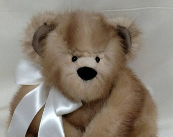 Oso de memoria hecho de abrigo de piel, recuerdo