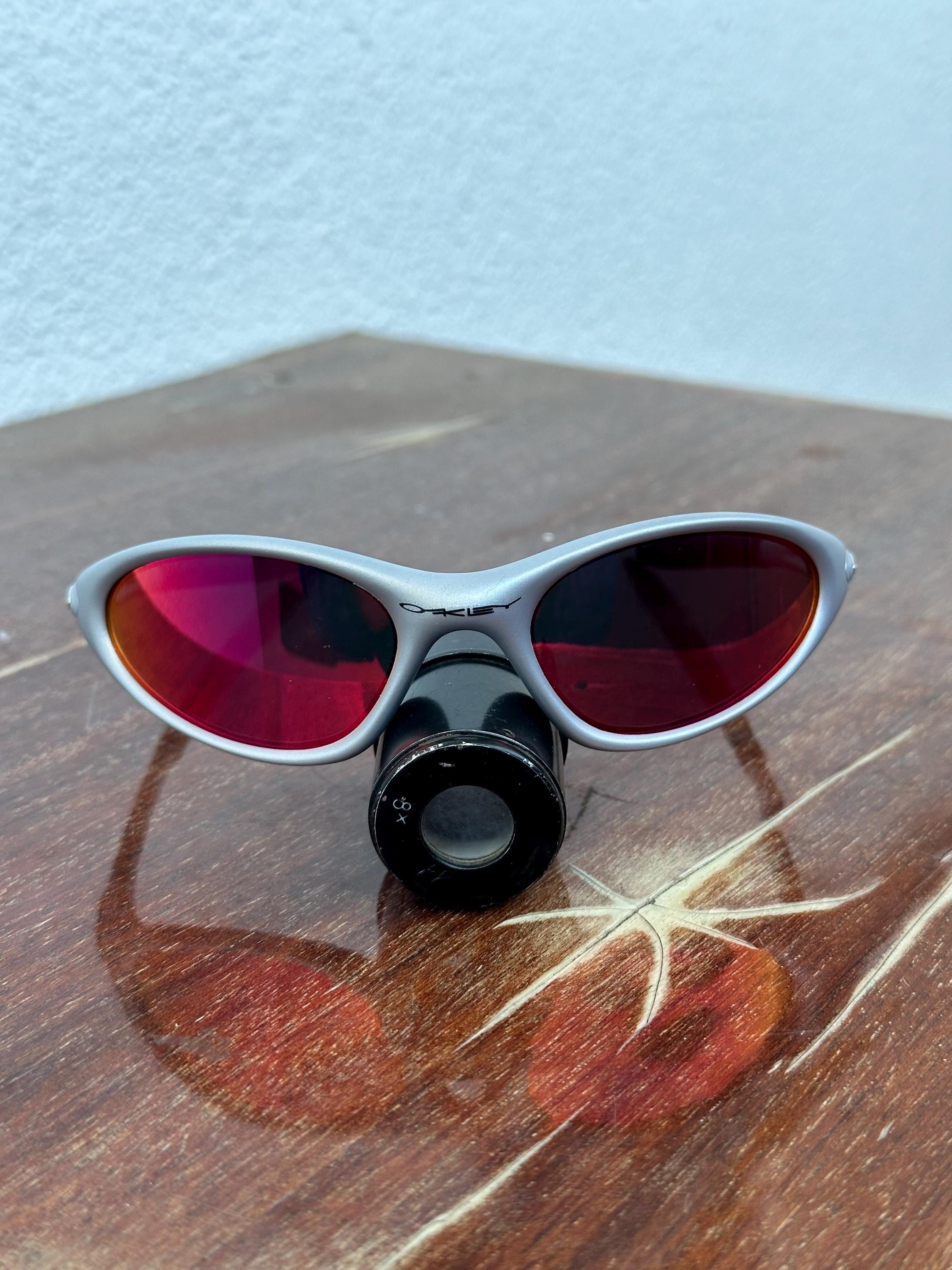 Мужские солнцезащитные очки Oakley Minute 1.0 серая и красная