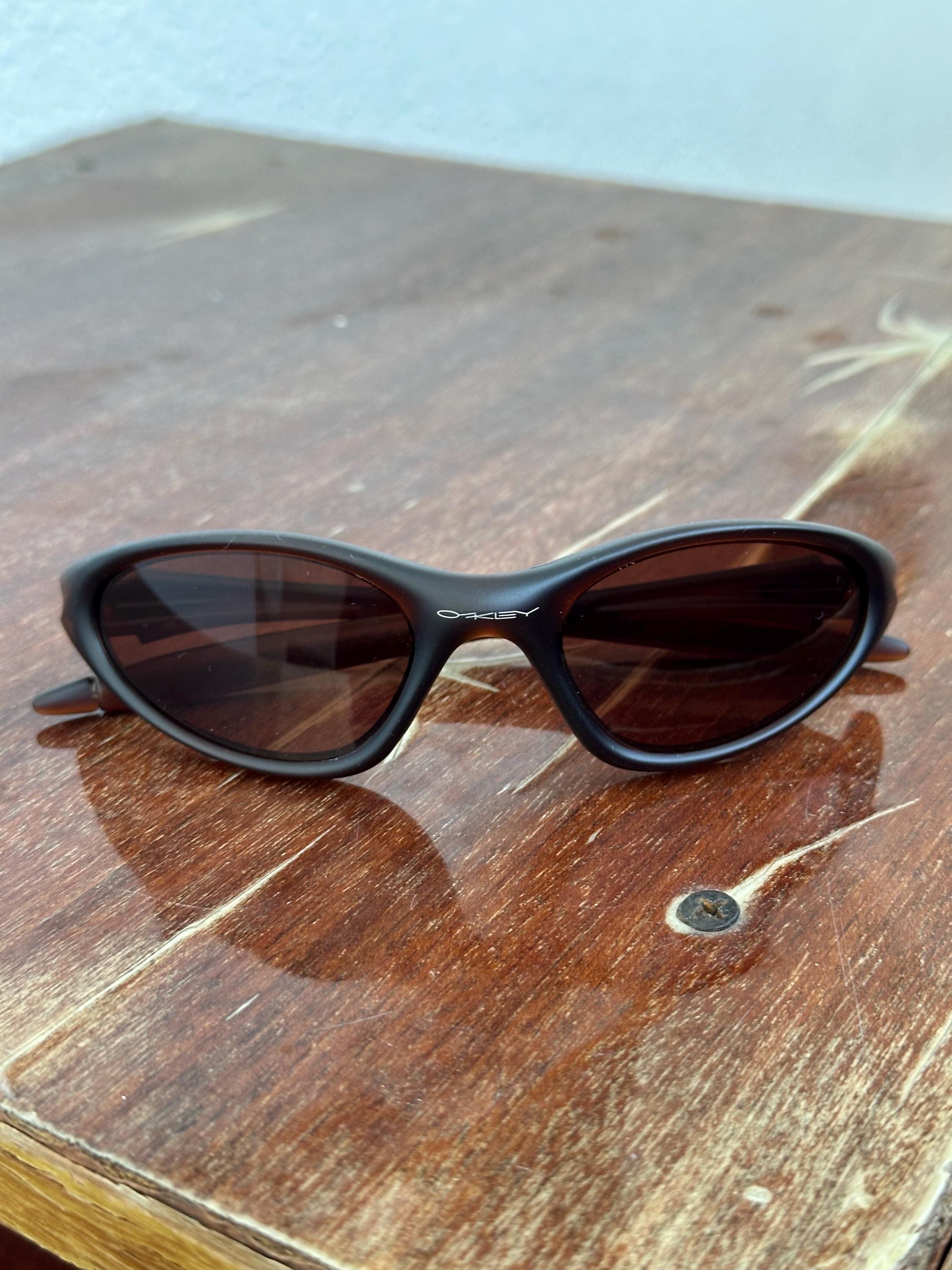 極美品 廃盤 オークリー ミニッツ USA製 サングラス y2k 90s 廃盤】OAKLEY オークリー MINUTE サングラス USA製 Y2K 青 - メルカリ