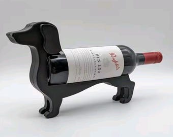 Adorabile portabottiglie a forma di bassotto. Un perfetto oggetto decorativo per gli amanti del vino.