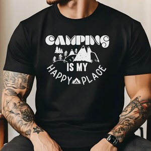 キャンプは私の幸せな場所シャツ、キャンパーのお父さんへのギフト、コンフォートカラーのキャンプTシャツ、アウトドアアドベンチャーシャツ、ハッピーキャンパーギフト、ネイチャーTシャツ