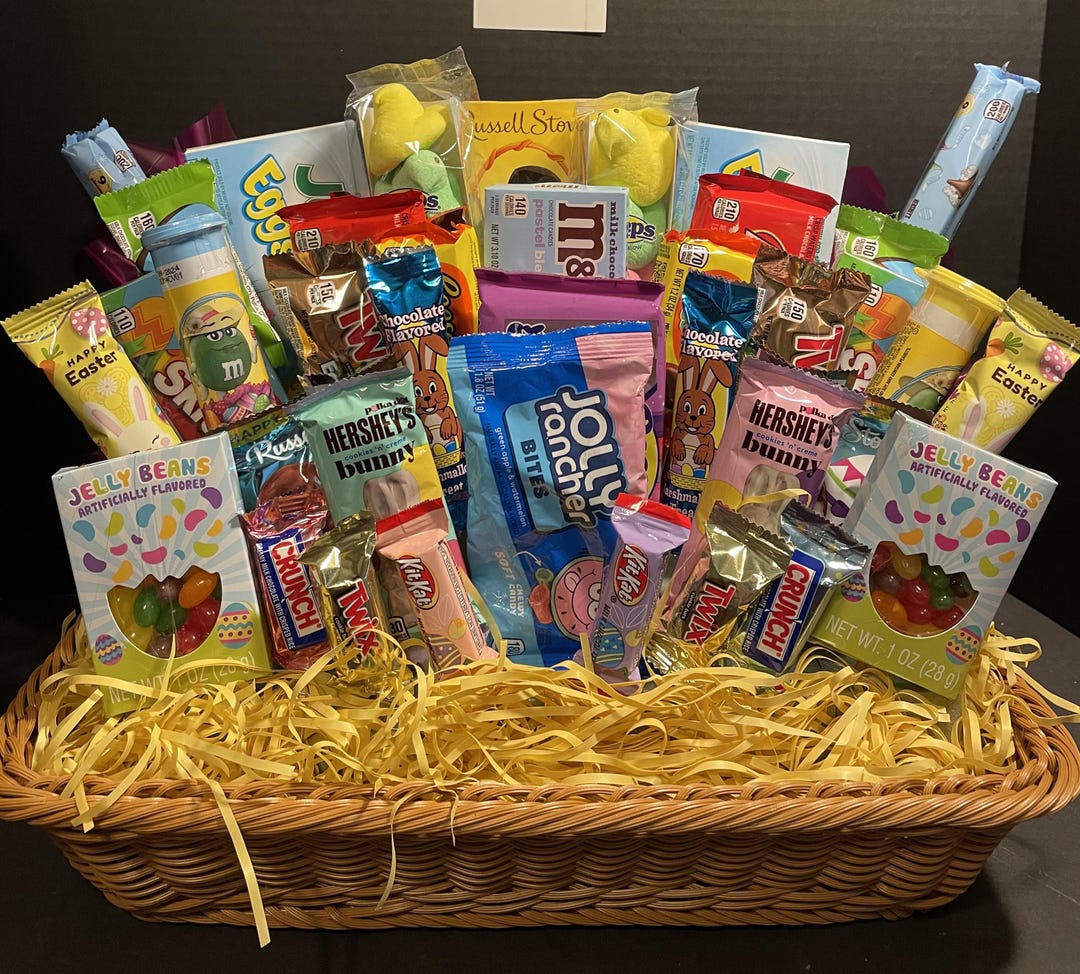 Arreglo de dulces en canasta de Pascua grande - Etsy México, image size:1080x974